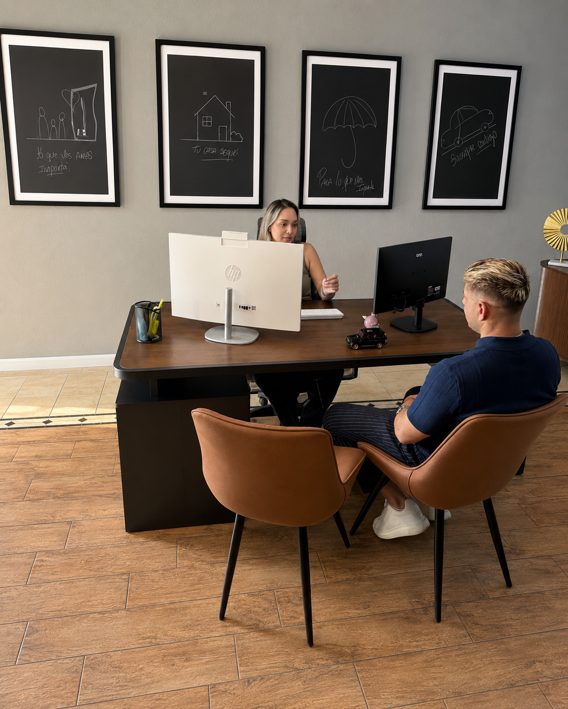 Agente de Nova Insurance asesorando a un cliente sobre seguros en Texas