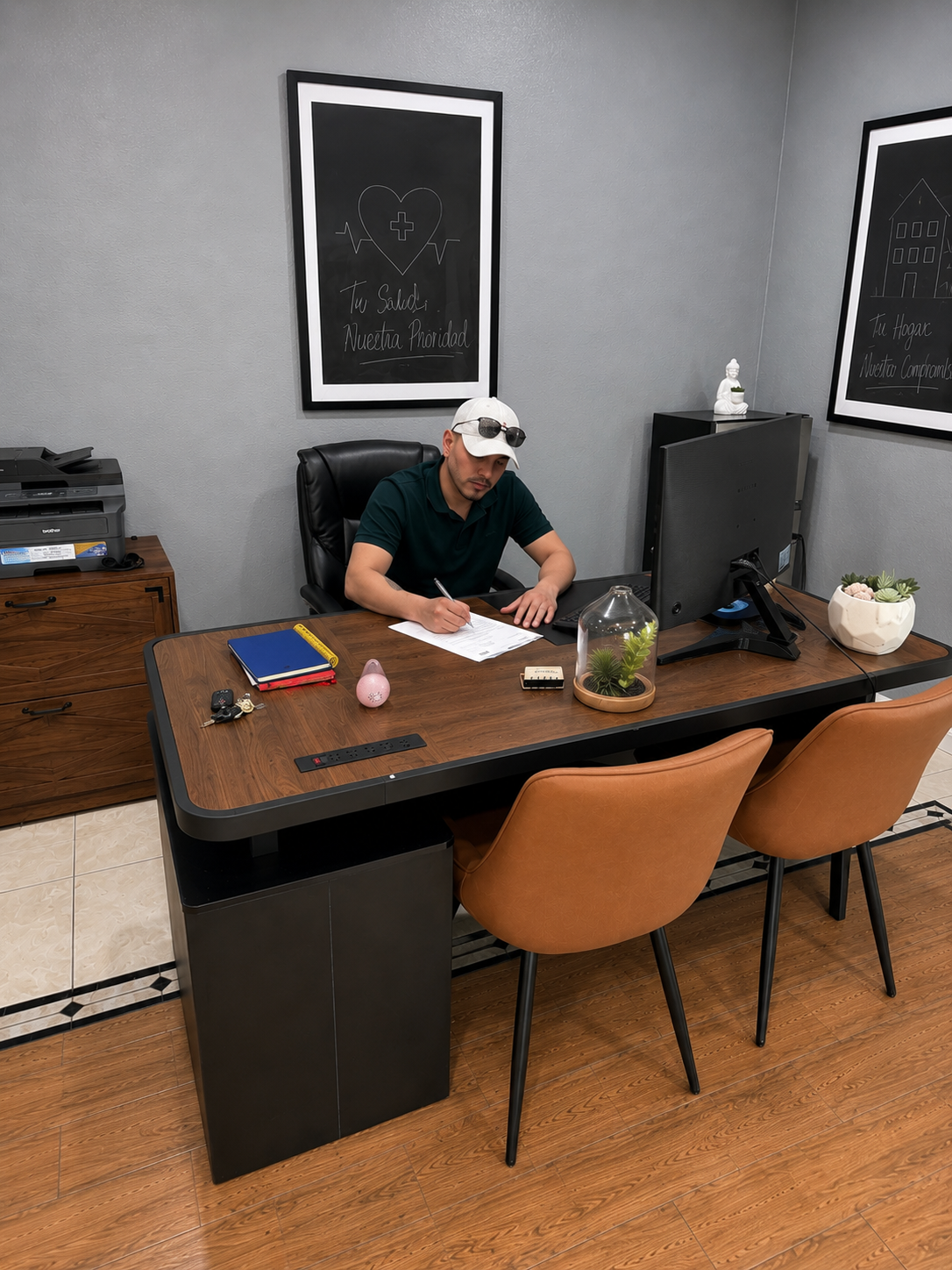 Firma de documentos en oficina Nova Insurance
